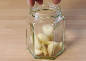 How to peel garlic in a jar