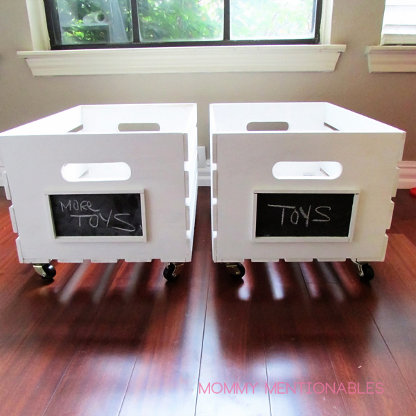 Easy chalkboard labels on a wood crate! Tutorial by Mommy Mentionables