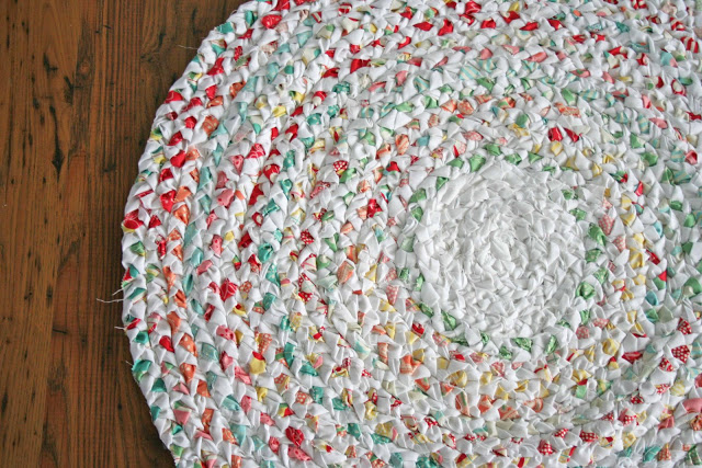 DIY braided rag rug tutorial! So simple!