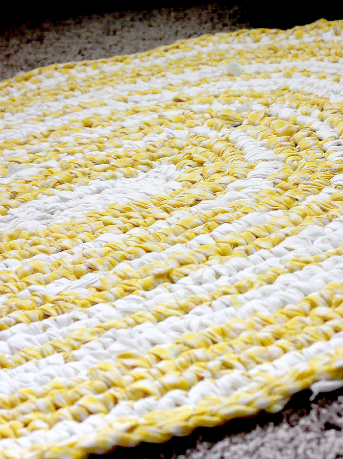 DIY rag rug tutorial - SO EASY!