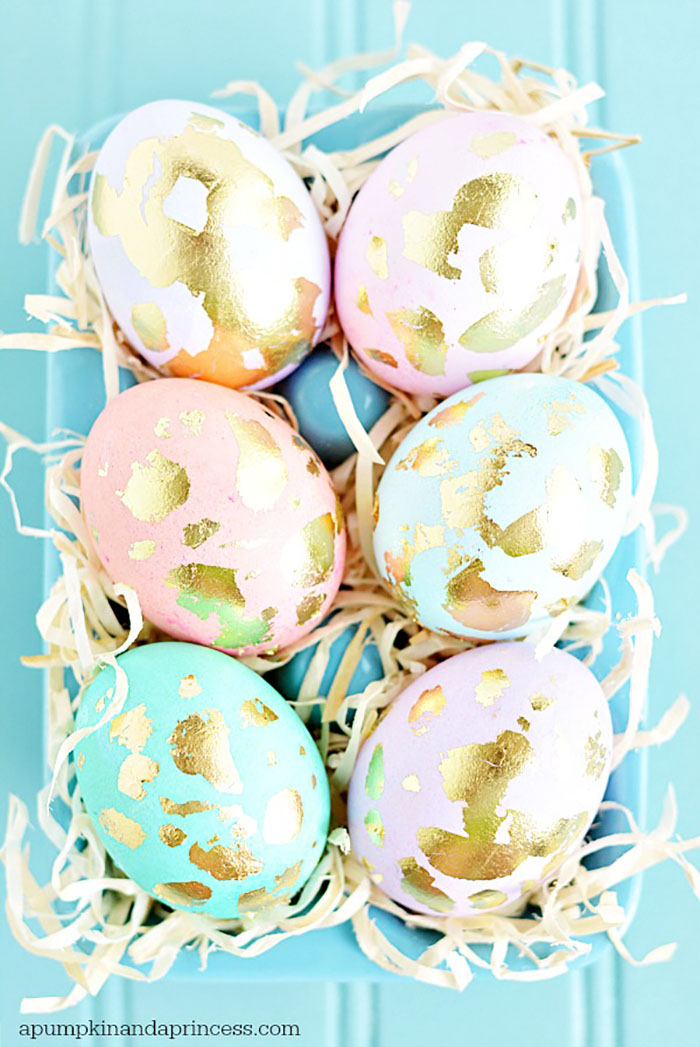 Gorgeous gold leaf speckled eggs DIY