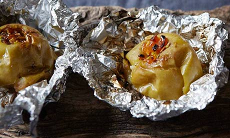 Bake apples cooked over a campfire