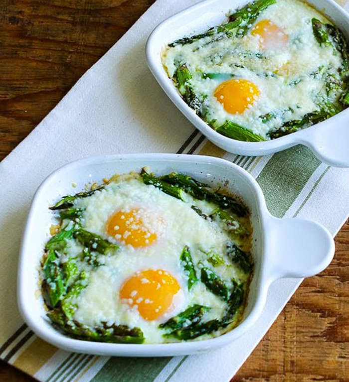 Baked eggs and asparagus recipe