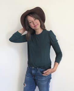 women in brown hat and green long sleeve puffed sleeve shirt