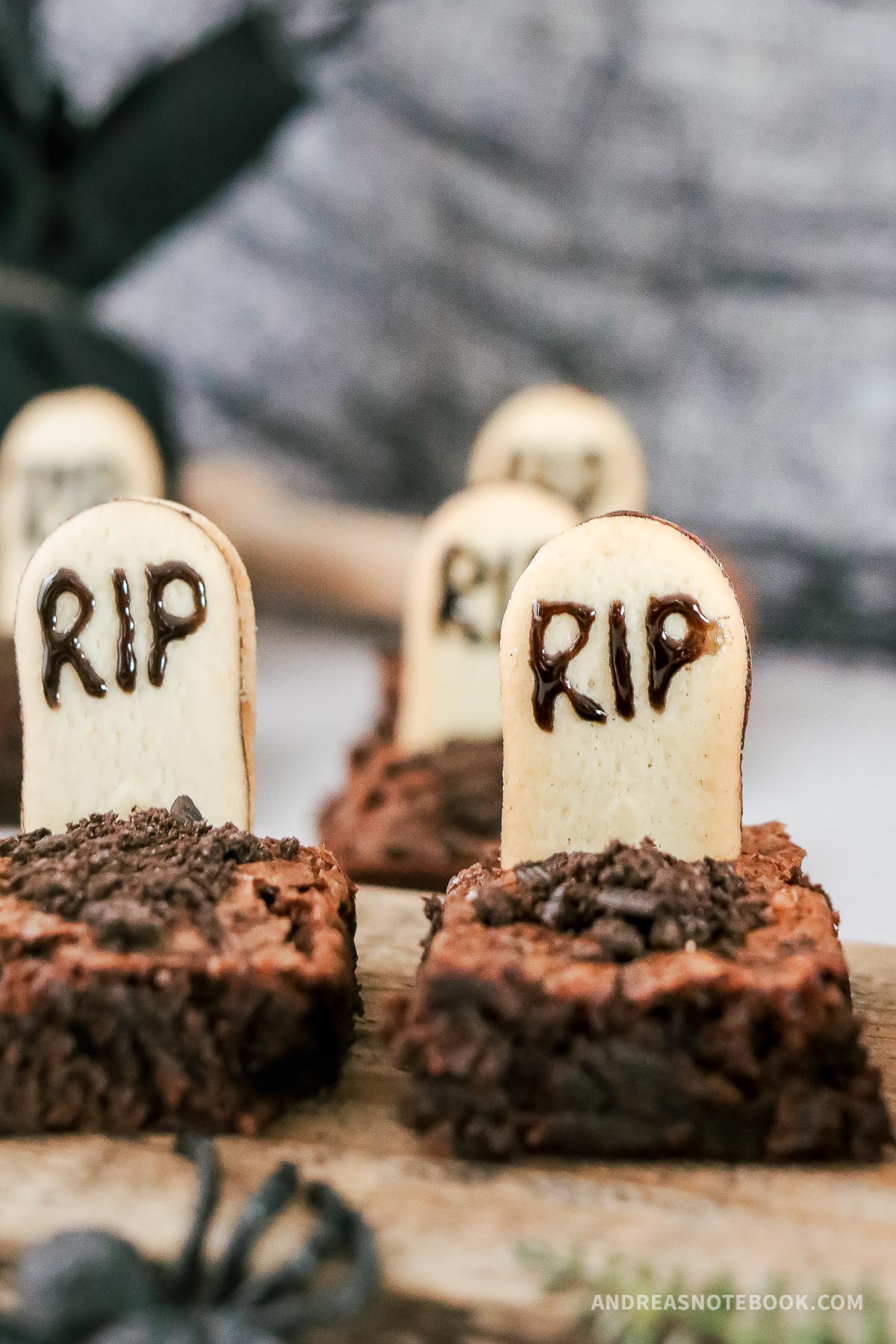 spooky RIP headstone brownies.