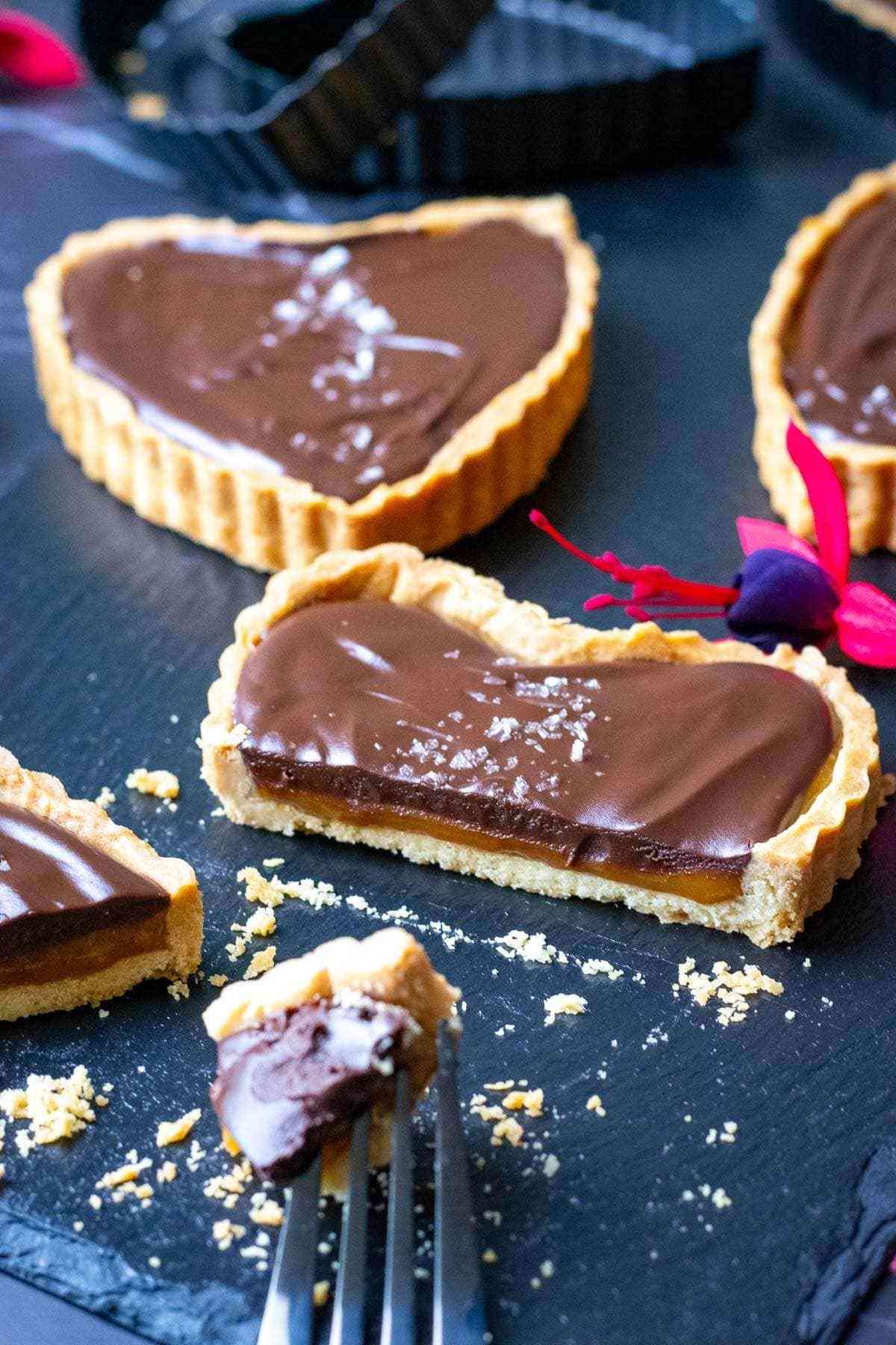 Heart shaped tartlets filled with caramel and chocolate.